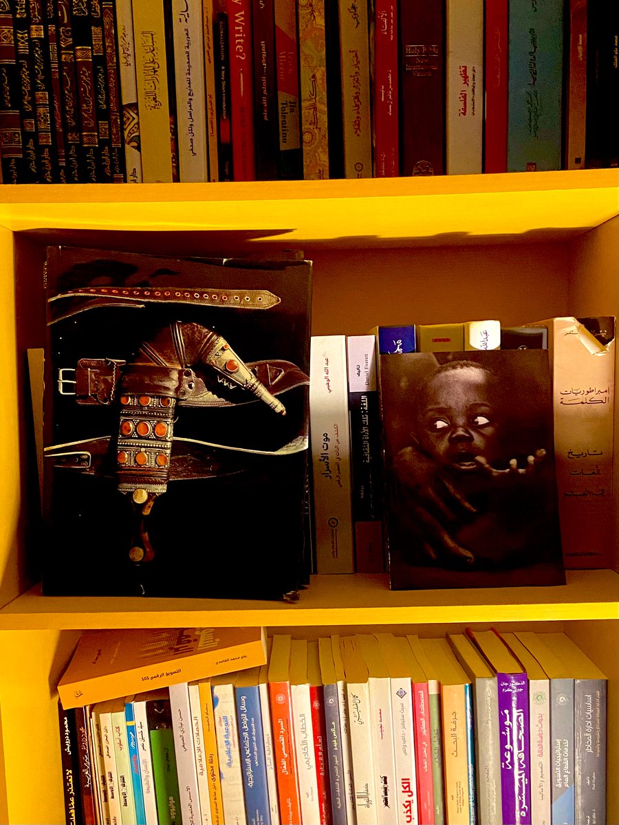 RashedOadh's tweet image. ككل الربوعات المناسبة للتطير؛ اليوم كان الأربعاء أيضاً..
تخففت من مكتبتي وبقي فيها هذا الخنجر! من الآن فصاعداً سيصبح اسمه حصانُ البحر.

ليس بالسهولة ذاتها يمكن أن تغير وجه واسم مكتبتك. لكني فعلتها!

 كتبٌ ودوريات شاهدة على مرحلة، وأخرى بعناوينَ برّاقة ومتون متكلسة، أعدادُ مجلةٍ…