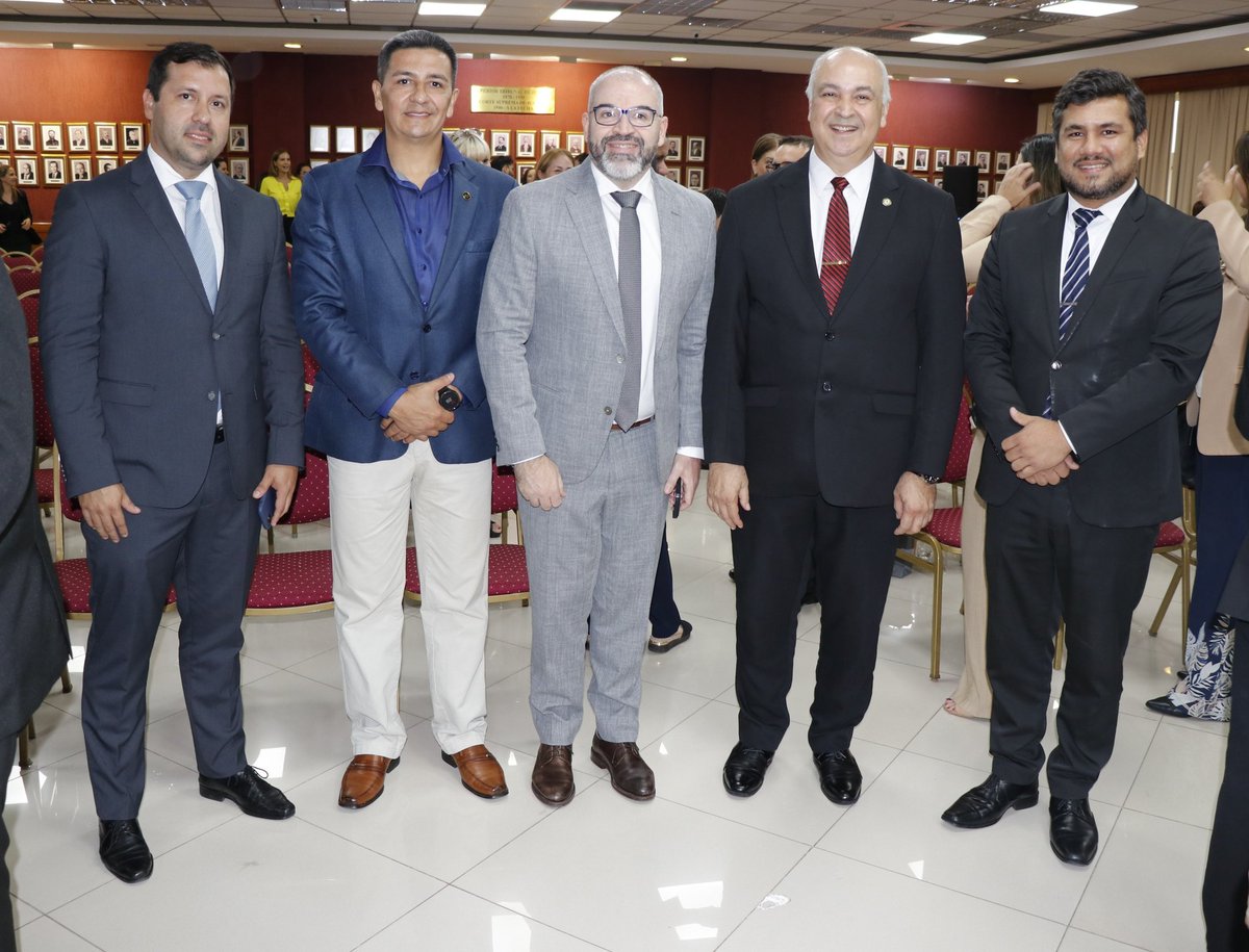 adeppy_prensa's tweet photo. El Presidente @Hadriannus007, acompañado del Vice 1ro. DP Mario Delvalle y los Miembros de la CD, DP Laura Brítez y DP José Quiroga participaron del Acto de Juramento de rigor de los ex Defensores @renzovera84 y Abg Henrry Fernández https://t.co/Ji9Gs4pCTe