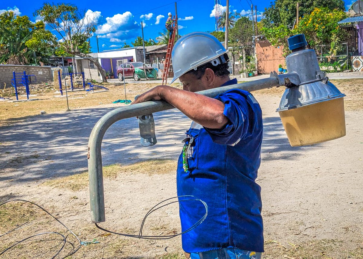 PrensaSSE's tweet photo. Bajo el liderazgo de nuestro Alcalde José Chicas, la municipalidad de San Salvador Este continúa atendiendo las peticiones de la población, trabajando en la mejora de la infraestructura urbana y la seguridad en los espacios públicos. En respuesta a la solicitud del Comité Deportivo, se ha llevado a cabo la instalación de luminarias en el 📍Parque OFI, Santa Gertrudis, Distrito San Martín, garantizando un entorno más seguro y adecuado para la recreación de los habitantes del sector. 💡✨

Esta iniciativa forma parte del programa #LucesDeEsperanza, el cual busca fortalecer la iluminación en distintas zonas del municipio para promover espacios de sana convivencia, deporte y entretenimiento. Con estas acciones, la administración municipal reafirma su compromiso de mejorar la calidad de vida de la población, impulsando proyectos que contribuyan al desarrollo y bienestar de todos. 👊

#SanSalvadorEste
#LucesDeEsperanza