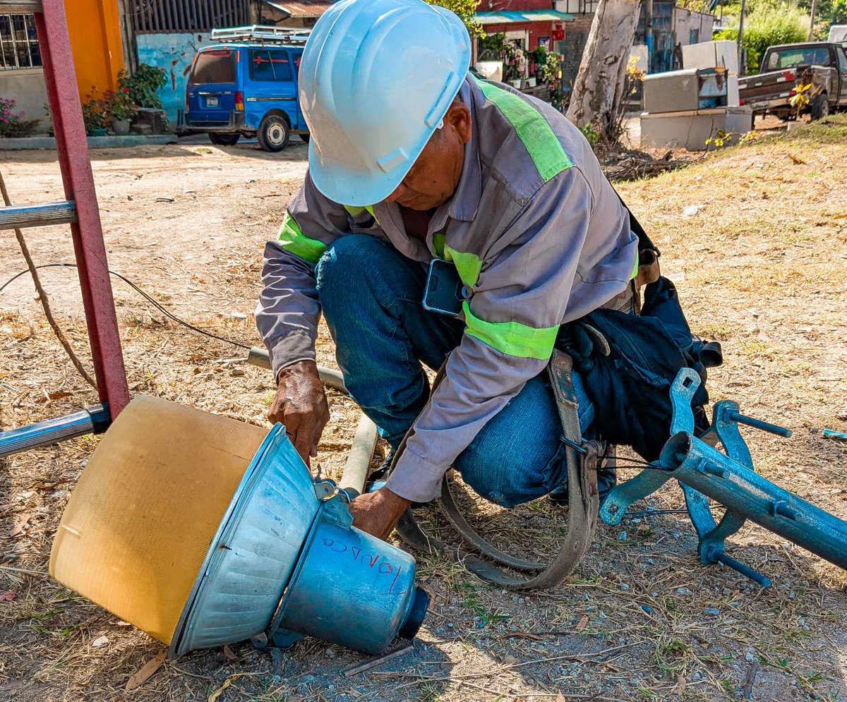 PrensaSSE's tweet photo. Bajo el liderazgo de nuestro Alcalde José Chicas, la municipalidad de San Salvador Este continúa atendiendo las peticiones de la población, trabajando en la mejora de la infraestructura urbana y la seguridad en los espacios públicos. En respuesta a la solicitud del Comité Deportivo, se ha llevado a cabo la instalación de luminarias en el 📍Parque OFI, Santa Gertrudis, Distrito San Martín, garantizando un entorno más seguro y adecuado para la recreación de los habitantes del sector. 💡✨

Esta iniciativa forma parte del programa #LucesDeEsperanza, el cual busca fortalecer la iluminación en distintas zonas del municipio para promover espacios de sana convivencia, deporte y entretenimiento. Con estas acciones, la administración municipal reafirma su compromiso de mejorar la calidad de vida de la población, impulsando proyectos que contribuyan al desarrollo y bienestar de todos. 👊

#SanSalvadorEste
#LucesDeEsperanza