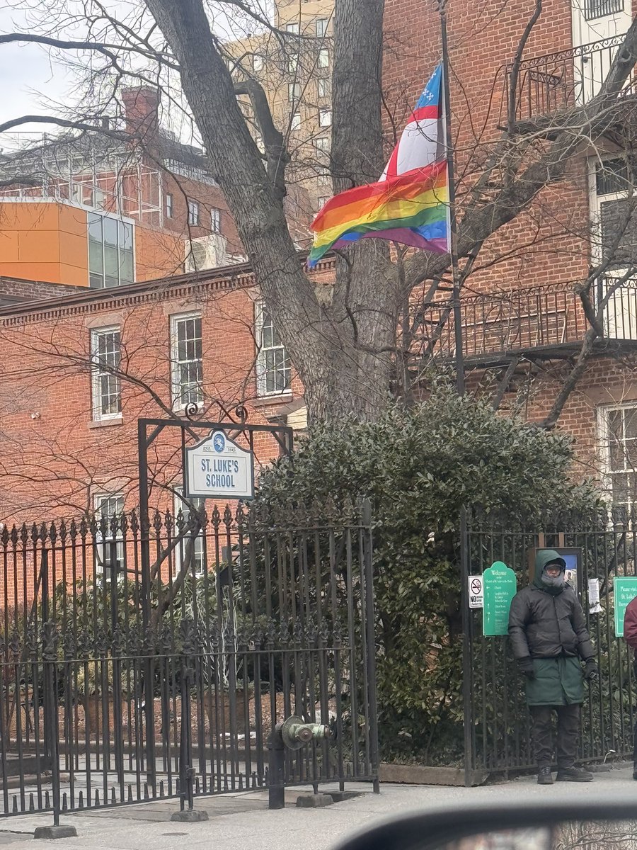 DSKicks_'s tweet photo. Good Ol west village St. Luke’s School. SMH #NYC https://t.co/5o7gylqkAZ