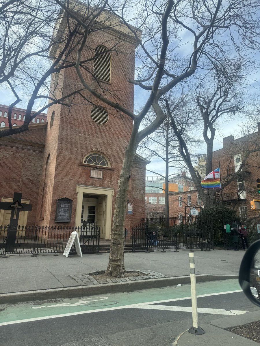 DSKicks_'s tweet photo. Good Ol west village St. Luke’s School. SMH #NYC https://t.co/5o7gylqkAZ
