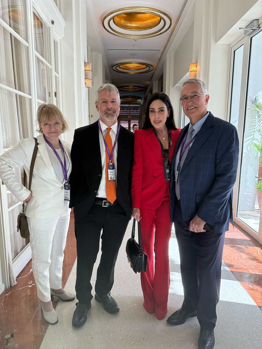 RicardoBSalinas's tweet photo. Saludos sobrinos, mi amigo @saylor les manda los mejores deseos a todos ustedes antes de su conferencia sobre #Bitcoin en Miami 😎. https://t.co/HtyoQuio54