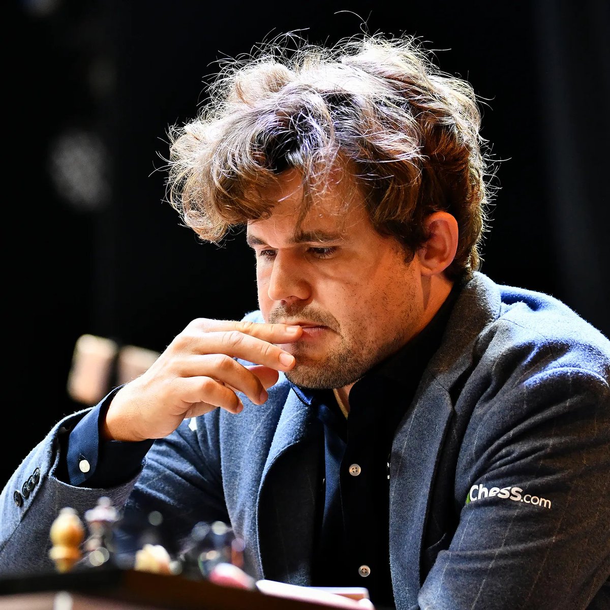 chesscom's tweet photo. Magnus defeats Hikaru 2.5 to 0.5 and advances to the Chessable Masters Grand Final! 🔥 #ChessChamps https://t.co/BPMoixZAMz