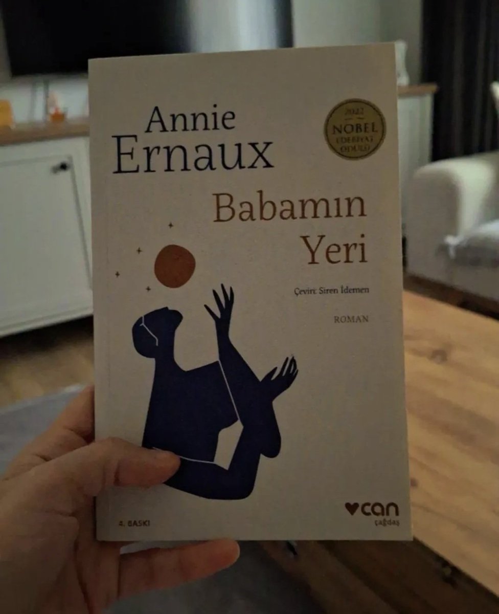 Daha önce yazardan Yalın Tutku kitabını okumuştum. Dilini çok sevmiştim.  #annieernaux gerçekten toplumsal belleğe kendi hayatı ve ailesinin yaşadıkları üzerinden yön veren bir yazar.

#aile #otobiyografi #edebiyat #canyayınları #kitap
#kitapkurdu #kitaptavsiyesi #karyağışı