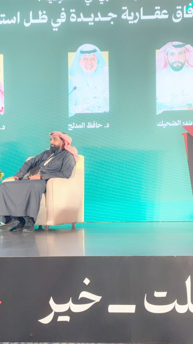 اليوم الثالث في  #معرض_ريستاتكس_العقاري حضور مميز ومشاريع كثيره والاهم بناء علاقات مع الكثير من المطورين والمسوقين العقاريين 
وتشرفت اليوم بلقاء الاستاذ بندر الضحيك <a href="/Bandar_MD/">بندر محمد الضحيك</a> واستفدت من خبرته ونصائحه 
شكرا لك ابو فيصل