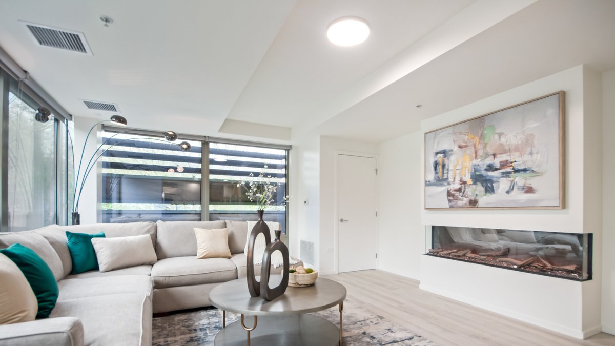 dkileygroup's tweet photo. Ever wonder why proper staging plays a key role when it comes to selling your million dollar property? 🛋 This is why!

See the next photo of the area staged. Unit 2005 in Building 7117 at Optima Camelview Village is for sale at an incredible value! 🤯 https://t.co/928CIS5WmV