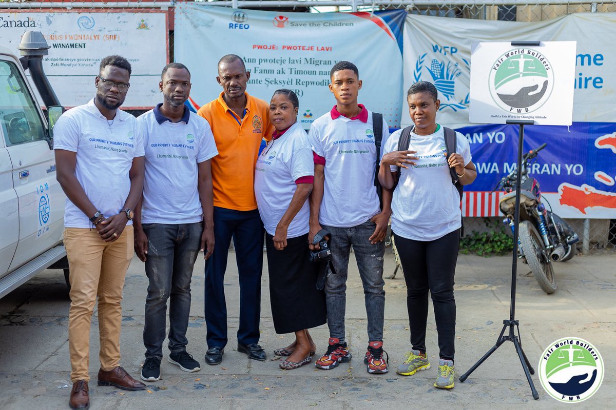 fairworldbuilde's tweet photo. Yesterday, our organization was at the Haitian-Dominican Border at Ouanaminthe to support our brothers and sisters returning home after an Haitian hunting in the DR of undocumented Haitians. Our team provided them with clothes, toilet kits and transportation fees.
#migrants https://t.co/B5S3iW9i6q