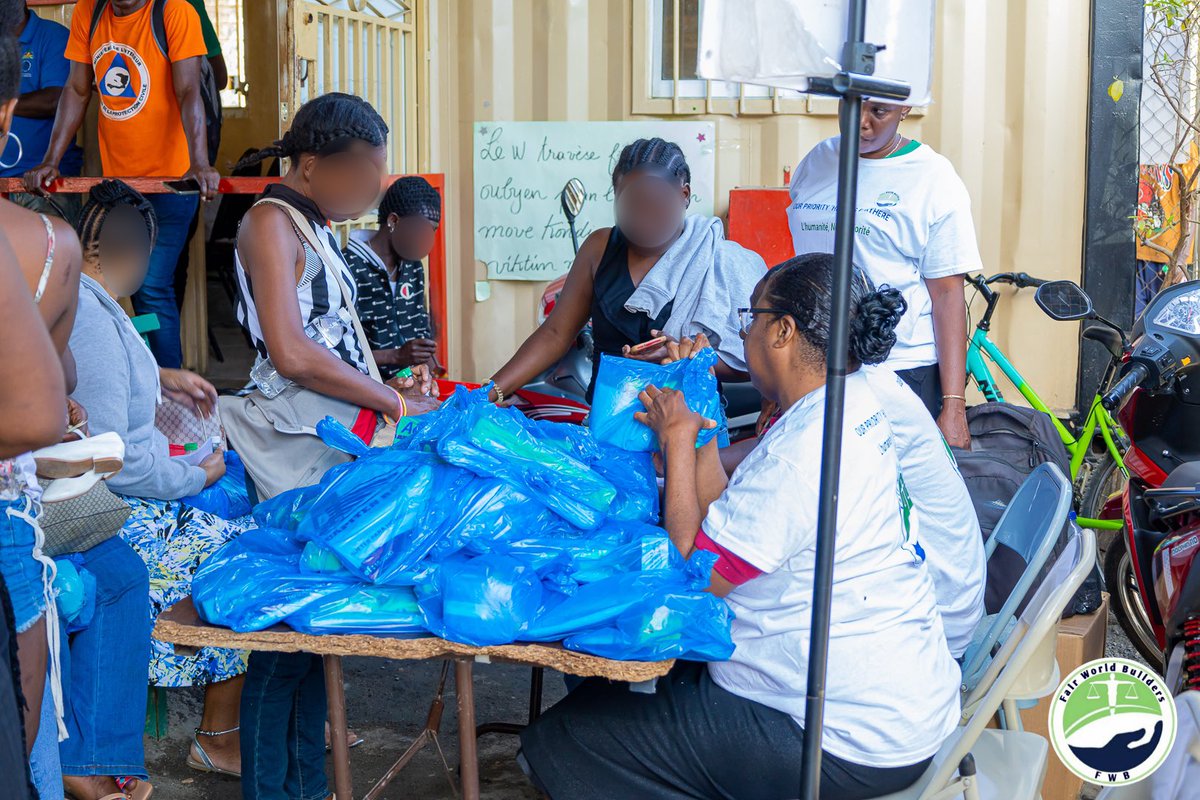 fairworldbuilde's tweet photo. Yesterday, our organization was at the Haitian-Dominican Border at Ouanaminthe to support our brothers and sisters returning home after an Haitian hunting in the DR of undocumented Haitians. Our team provided them with clothes, toilet kits and transportation fees.
#migrants https://t.co/B5S3iW9i6q