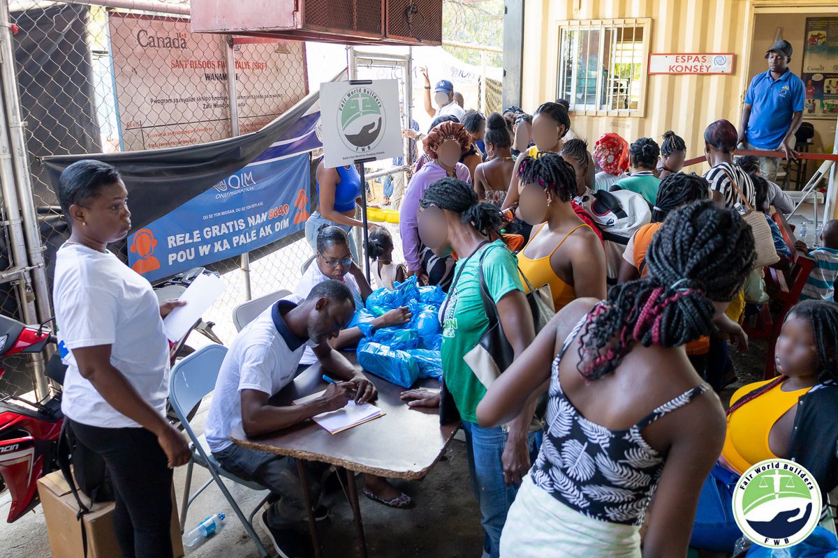 fairworldbuilde's tweet photo. Yesterday, our organization was at the Haitian-Dominican Border at Ouanaminthe to support our brothers and sisters returning home after an Haitian hunting in the DR of undocumented Haitians. Our team provided them with clothes, toilet kits and transportation fees.
#migrants https://t.co/B5S3iW9i6q