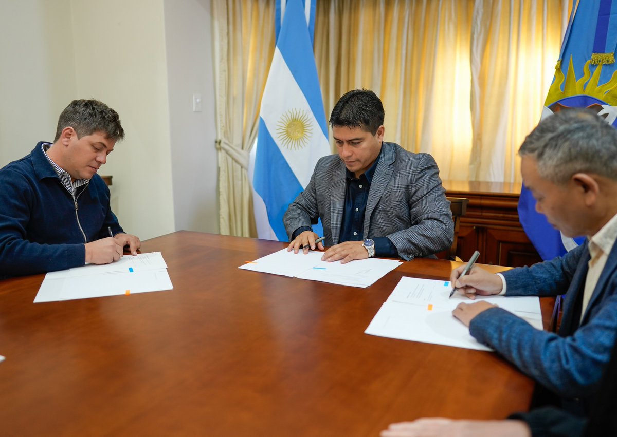 ClaudioVidalSer's tweet photo. DEFENDEMOS EL DESARROLLO: 
HOY FIRMAMOS UN ACUERDO CON CHINA POR INVERSIONES DE MÁS DE 200 MILLONES DE DÓLARES

Santa Cruz recibió esta semana la visita de una comitiva de empresarios chinos. Esto se dio luego de haber visitado el país asiático en el mes de octubre del año pasado, en el que consolidamos las relaciones con el estado chino y sus empresarios.

Recorrimos nuestros puertos y plantas productivas y desarrollamos un plan de inversiones superiores a los 200 millones de dólares que serán realizadas por la empresa China Hong Dong y la Argentina Hexarmonia Capital SA.

Estás importantes inversiones previstas durante el presente año nos permitirán el desarrollo de plantas de procesamiento de la pesca en nuestra provincia y el mejoramiento de los puertos, lo que generará cientos de puestos de trabajo genuino para los santacruceños.

SON NUEVOS TIEMPOS.