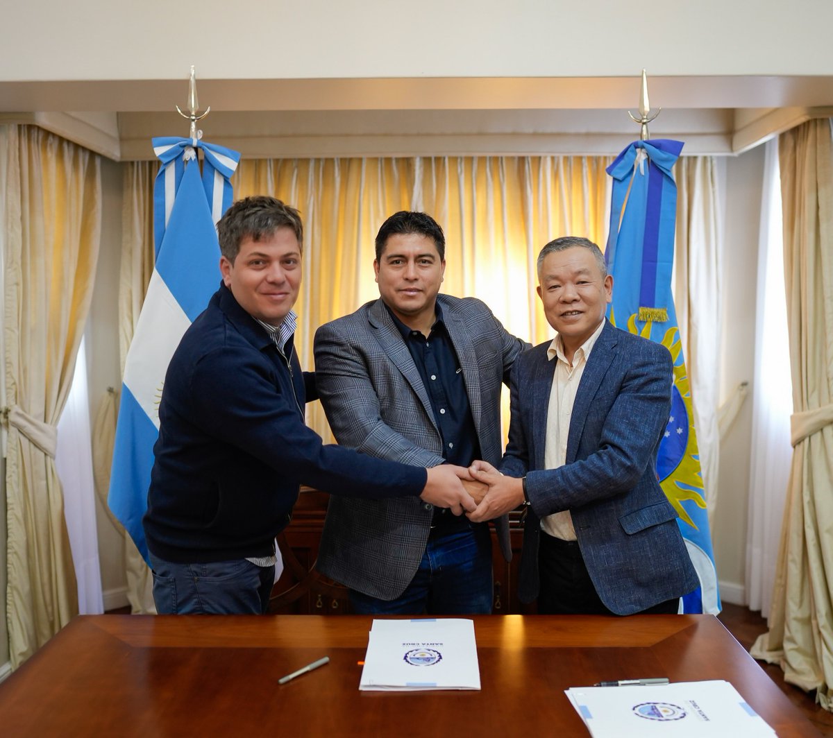 ClaudioVidalSer's tweet photo. DEFENDEMOS EL DESARROLLO: 
HOY FIRMAMOS UN ACUERDO CON CHINA POR INVERSIONES DE MÁS DE 200 MILLONES DE DÓLARES

Santa Cruz recibió esta semana la visita de una comitiva de empresarios chinos. Esto se dio luego de haber visitado el país asiático en el mes de octubre del año pasado, en el que consolidamos las relaciones con el estado chino y sus empresarios.

Recorrimos nuestros puertos y plantas productivas y desarrollamos un plan de inversiones superiores a los 200 millones de dólares que serán realizadas por la empresa China Hong Dong y la Argentina Hexarmonia Capital SA.

Estás importantes inversiones previstas durante el presente año nos permitirán el desarrollo de plantas de procesamiento de la pesca en nuestra provincia y el mejoramiento de los puertos, lo que generará cientos de puestos de trabajo genuino para los santacruceños.

SON NUEVOS TIEMPOS.