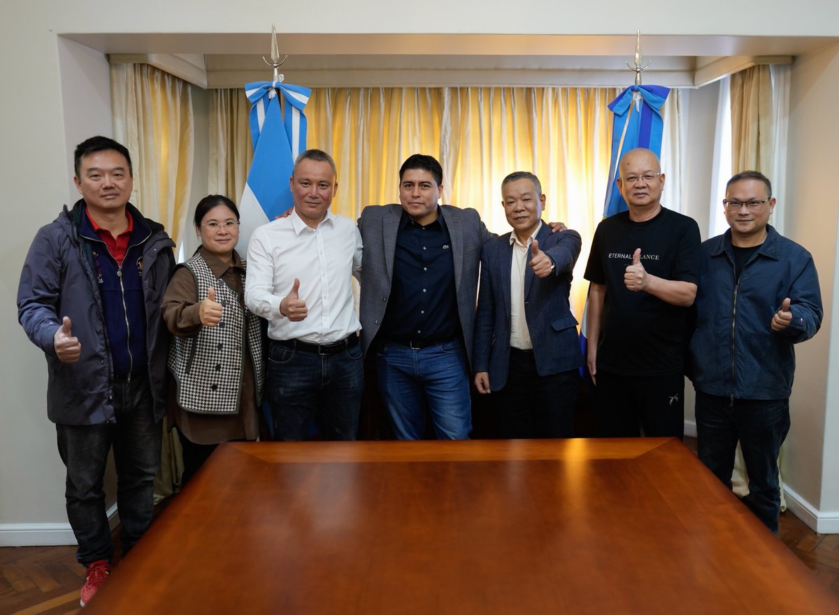 ClaudioVidalSer's tweet photo. DEFENDEMOS EL DESARROLLO: 
HOY FIRMAMOS UN ACUERDO CON CHINA POR INVERSIONES DE MÁS DE 200 MILLONES DE DÓLARES

Santa Cruz recibió esta semana la visita de una comitiva de empresarios chinos. Esto se dio luego de haber visitado el país asiático en el mes de octubre del año pasado, en el que consolidamos las relaciones con el estado chino y sus empresarios.

Recorrimos nuestros puertos y plantas productivas y desarrollamos un plan de inversiones superiores a los 200 millones de dólares que serán realizadas por la empresa China Hong Dong y la Argentina Hexarmonia Capital SA.

Estás importantes inversiones previstas durante el presente año nos permitirán el desarrollo de plantas de procesamiento de la pesca en nuestra provincia y el mejoramiento de los puertos, lo que generará cientos de puestos de trabajo genuino para los santacruceños.

SON NUEVOS TIEMPOS.