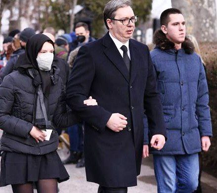 Biljana16559170's tweet photo. 🚨🚨🚨Дете Данило, син велеиздајника похађао је приватну гимназију где школарина износи 12.500 евра.

Док ћерка највећег велеиздајника Милица, живи и студира у Немачкој већ 7 година. Два возача, 30 Кобри, стан од 300м2 и Златну картицу.

А ви? https://t.co/vbxeP99VXn