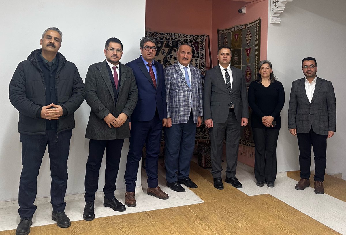 Çalışma alanımız içindeki ceza evlerinde bulunan hükümlü vatandaşlarımıza yönelik kurs/eğitim çalışmalarımız yoğunlukla devam ediyor.

Bu gün bu kapsamda kurumumuzu ziyaret eden M Tipi Ceza evi müdürümüz Kenan bey ve ekibiyle yararlı bir planlama ve koordinasyon çalışması yaptık.