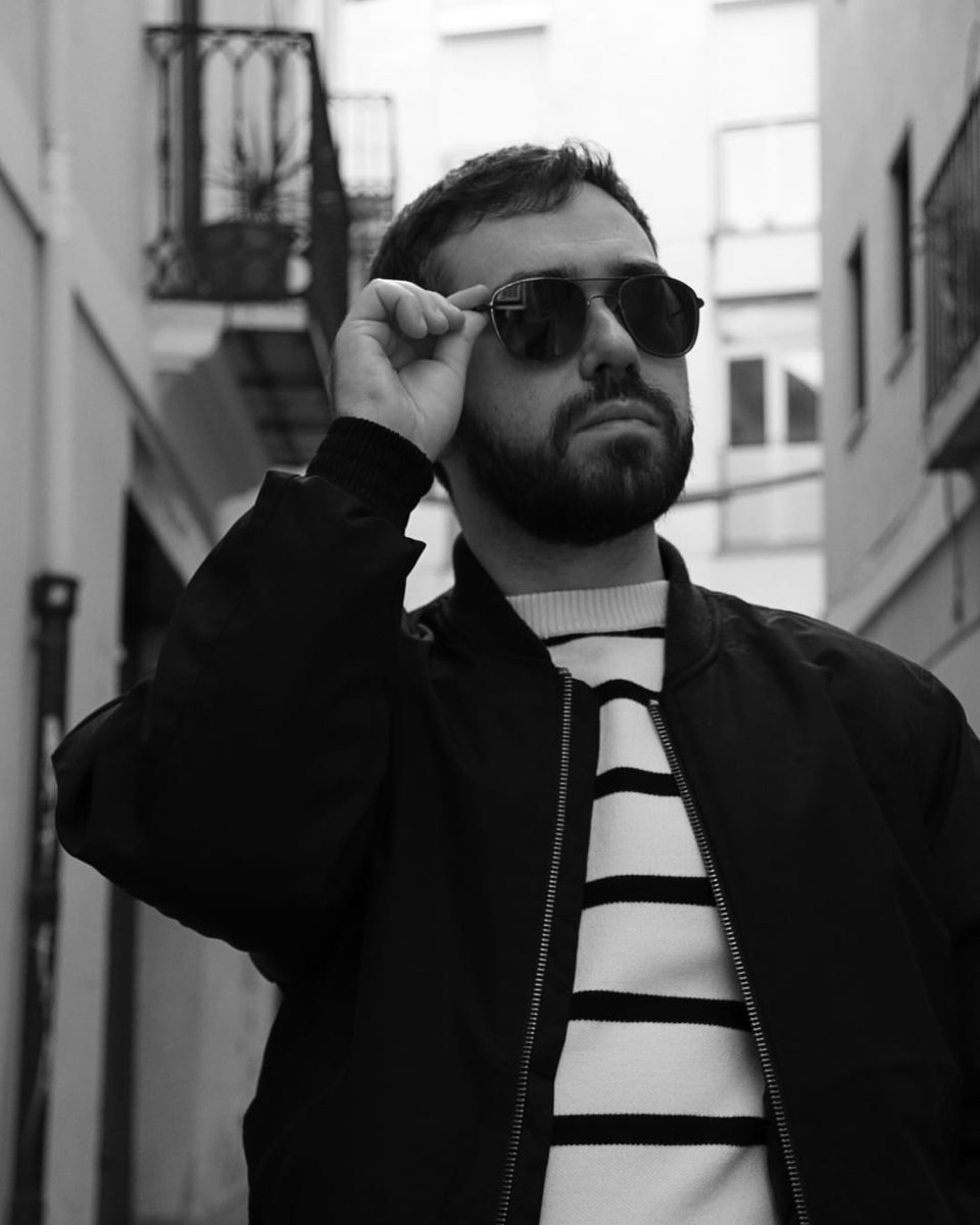 Jesuscandelband's tweet photo. ¡Hola! Pasamos por aquí para recordaros que el 28 de febrero lanzamos nuestro próximo single, "Como Bonnie And Clyde" 🚔🚨😎. Esperamos que esta canción os enamore tanto como a nosotros. 

📸 Os dejamos con algunas de las fotazas que hizo Alex Alcázar para la portada. https://t.co/vwKWFQOLbX