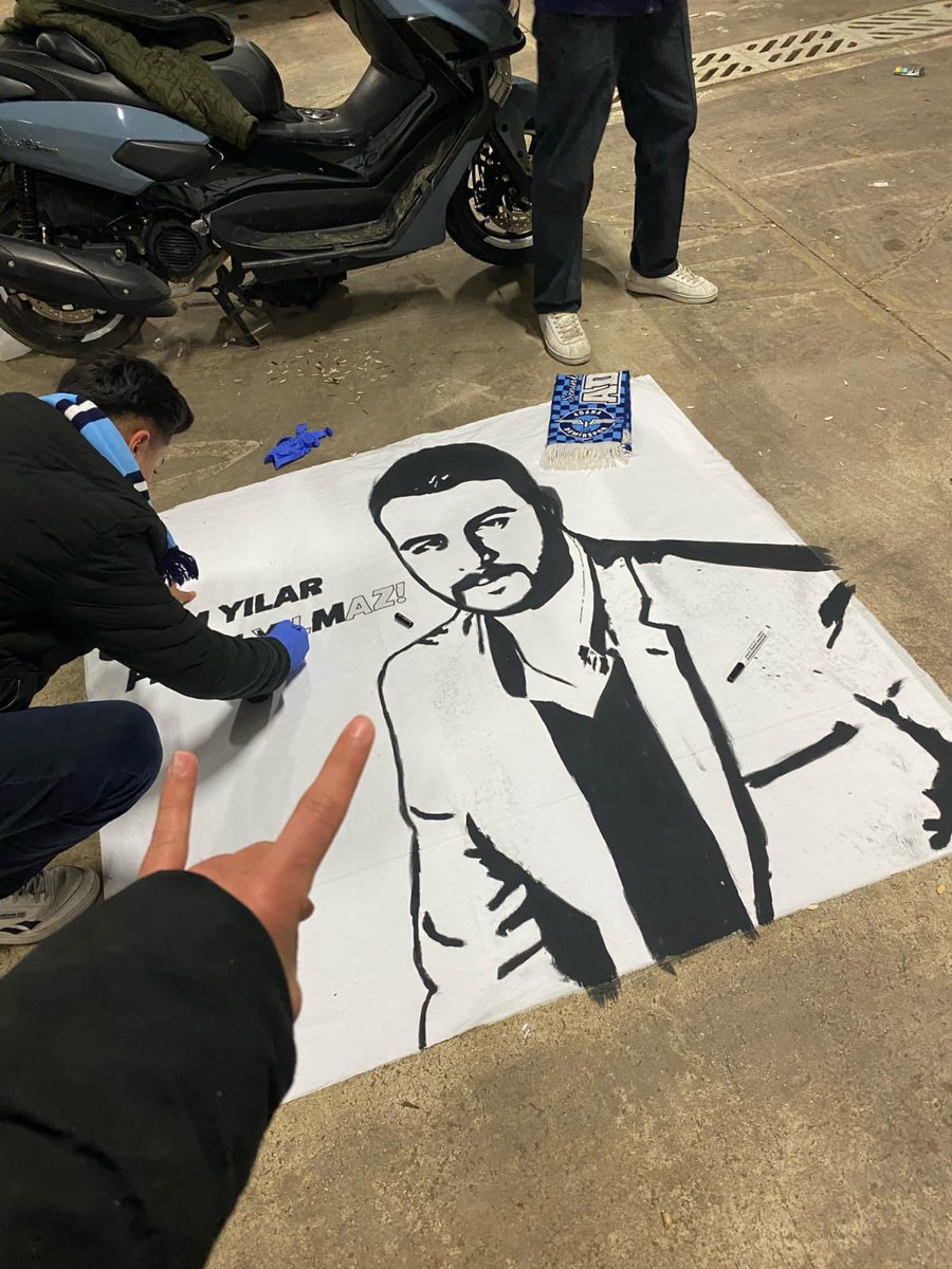 DeveciADS's tweet photo. Adana Demirspor camiası Milli şuuru yüksek, bilinçli Türk evladlarıyla doludur.
Şehidimize sahip çıkmak boynumuzun borcudur.
Emeğine sağlık kardeşim @Alicaann1940 💙🇹🇷 https://t.co/riKBMVzJrg