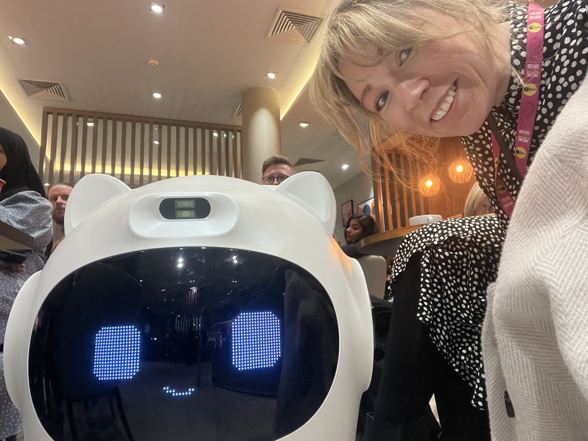 Just chillin with a robot at work kind of day 🤖