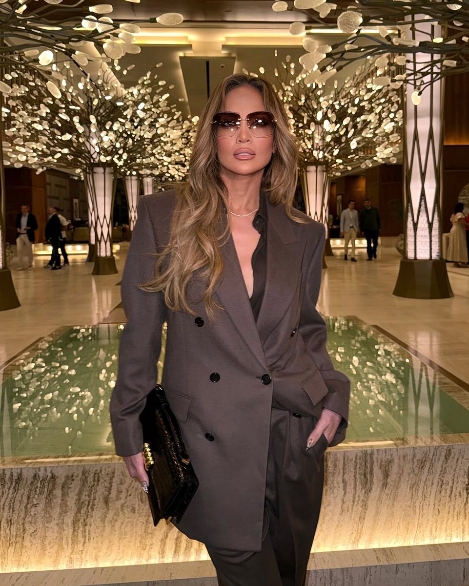 badpostjlo's tweet photo. Jennifer Lopez in new photos. https://t.co/jmIcT8VEbC