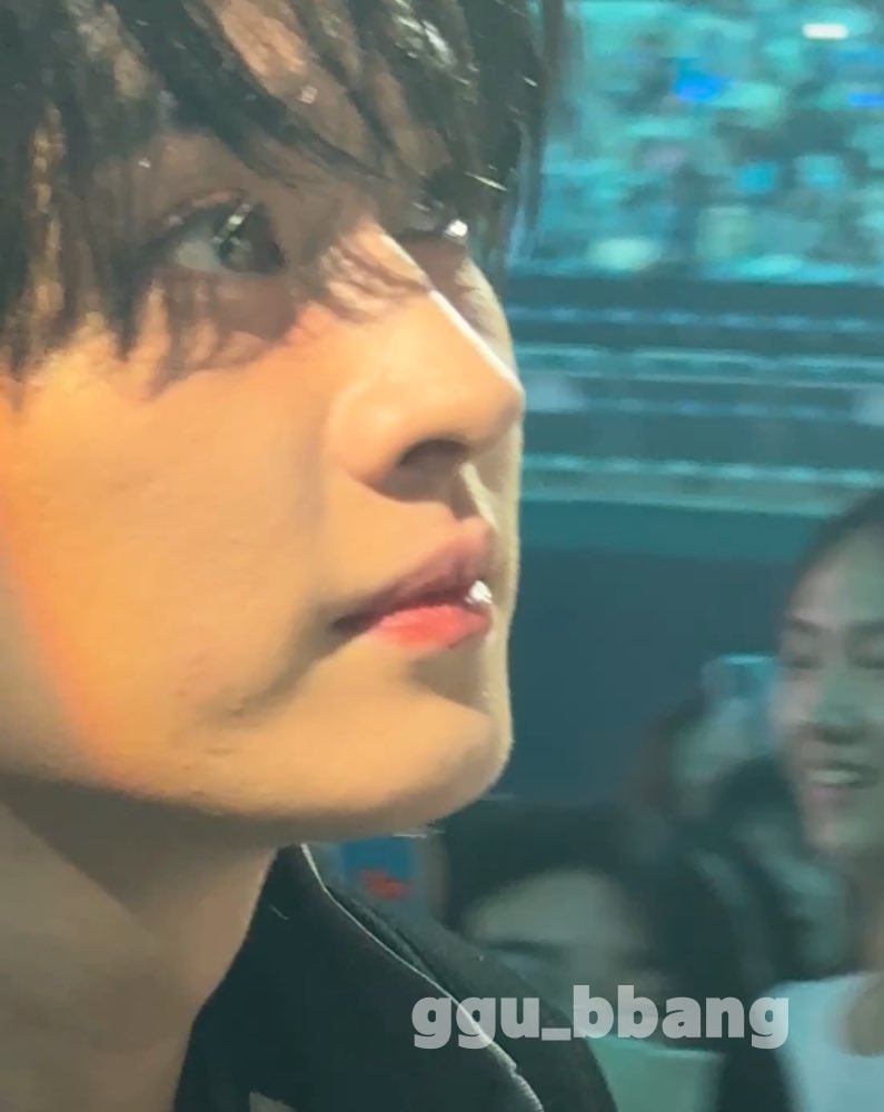 userlinoring's tweet photo. no filters no whitewash just leeknow passing by and op taking a quick snap.....who just looks like that. https://t.co/BdfQB7iGbP