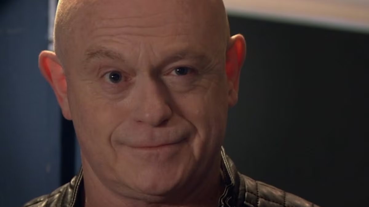 SatwantBee's tweet photo. #EastEnders40 #EastEnders 
Managed to hold it together all episode so far...until seeing and hearing #AngieWatts - looking just like she did in 1985 - talking to #SharonWatts, and it completely unravelled me. 😭😭😭😭😭
And #GrantMitchell saved her. ✊👊 https://t.co/WFsW0uc2K1