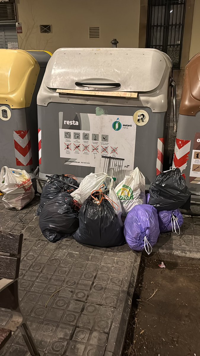 <a href="/janoemcallo/">Catalunyajanomola</a> <a href="/naxo10_av/">Naxo</a> <a href="/Jaumemataroni/">Jaume</a> <a href="/JuntsperMataro/">Junts per Mataró</a> <a href="/silviasaiz_1714/">✳️ Silvia Saiz Saiz 🏳️‍🌈🇵🇸🇨🇺🇩🇴🐸</a> <a href="/JordiAndreuP/">Jordi Andreu</a> <a href="/carlesporta/">Carles Porta</a> <a href="/matarocat/">Ajuntament de Mataró</a> <a href="/ulldepollmataro/">Ulldepollmataro</a> <a href="/iniesta_er/">Erik Iniesta</a> <a href="/DBotePaz/">David Bote Paz</a> <a href="/JoseCasadoVOX/">Jose Casado</a> <a href="/rikrd_1/">Ricard</a> <a href="/jordicaceres7/">Jorx🤘</a> <a href="/CarlesLlach/">Carles Llach</a> <a href="/patrullamataro/">Patrulla Veïnal Mataró</a> <a href="/PoliciaMataro/">Policia Local de Mataró</a> <a href="/VilaFake/">VilaFake PARÒDIA</a> <a href="/ercmataro/">Esquerra Mataró ERC</a> <a href="/mataroneta/">Mataró Bruta</a> <a href="/AlfonsCanela/">Alfons Canela</a> <a href="/sergimoralesd/">Sergi Morales 💜🌈🔻</a> <a href="/XescoG/">Xesco Gomar 🌎🌳💚</a> <a href="/visit_mataro/">Visit Mataró</a> <a href="/MaVadell/">Miquel Àngel Vadell</a> <a href="/font_mach/">Xavier Font i Mach</a> <a href="/MonicaMasramon/">mònica masramon</a> <a href="/pimcamprubi/">Pim Camprubí</a> <a href="/annasalicru/">Anna Salicrú i Maltas</a> <a href="/MonicaLora_/">Mònica Lora Cisquer</a> <a href="/pscmataro/">PSC MATARÓ</a> <a href="/Capgros/">Capgròs</a> <a href="/TribunaMaresme/">Tribuna Maresme</a> <a href="/LaVanguardia/">La Vanguardia</a> <a href="/EP_mataro/">EL PERIÓDICO Mataró</a> <a href="/tvmataro/">tvmataró</a> <a href="/ecpmataro/">En Comú Podem Mataró</a> <a href="/MataroCascantic/">Veïnes i Veïns Mataró centre</a> Esperant que el govern de <a href="/matarocat/">Ajuntament de Mataró</a> faci algo … i l oposició ho denunciï