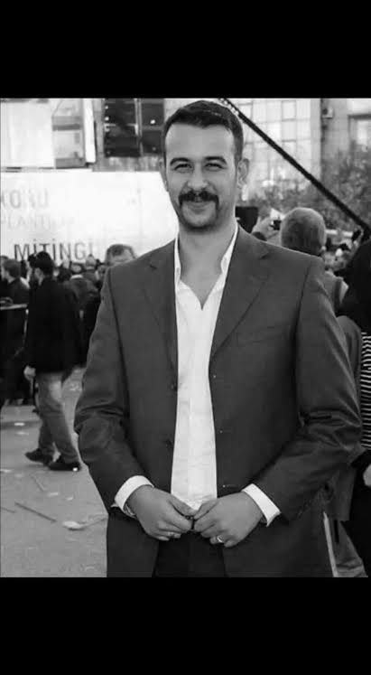 Vurulup ömrünün ilk baharında 
Kanından çiçekler açar yanında
Cümle şehitlerin omuzlarında
Bir sabah gelecek kardan aydınlık