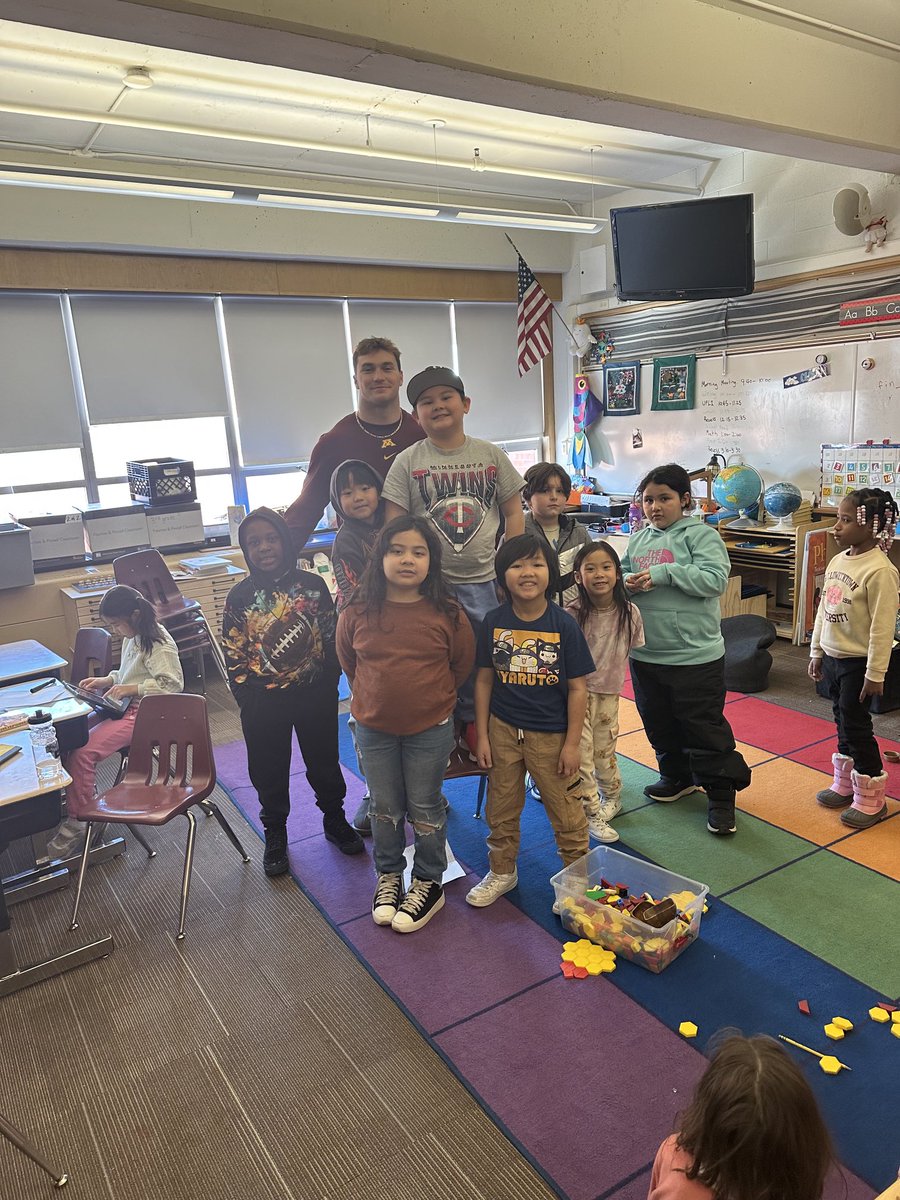 Good afternoon, Maverick came over to the school on this cold day and put smiles on the students faces! When he walked into the class the kids came up to him and gave him hugs! Truly amazing with the students! ⁦<a href="/MNFBDEV/">Minnesota Football Player Development</a>⁩ <a href="/Maverick_b5/">Maverick Baranowski</a>