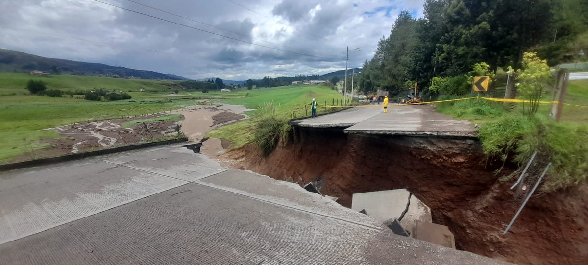 🚧 #ATENCIÓN | La carretera Cuenca-Girón-Pasaje está totalmente inhabilitada desde el mediodía de este miércoles 19 de febrero, debido al colapso total de la calzada en el km 22. El daño en la base de la estructura vial fue provocado por la acumulación de agua y lodo tras el
