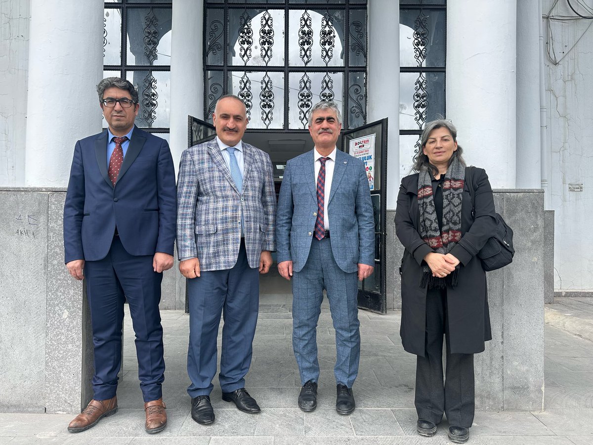 Yıllardır eğitime, öğretime, insana ve topluma omuz veren saygıdeğer eğitim yöneticisi ağabeyimiz Ömer Aslan Bey’in emekli olacak olması nedeniyle idareci arkadaşlarımla kurumlarında ziyaret ettik; güzel anılarımızı yad ettik.

Sağlık ve mutluluk dolu bir emeklilik hayatı dileriz
