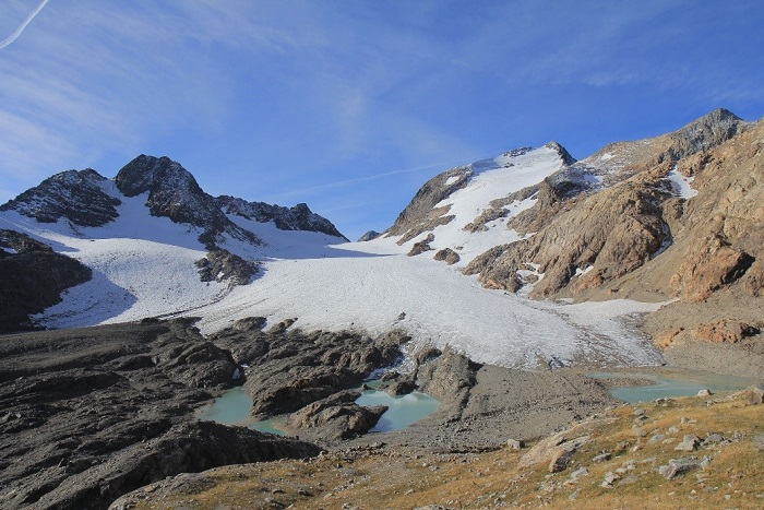 Le déclin des glaciers à l'échelle planétaire

cnrs.fr/fr/presse/une-… Depuis l’an 2000, les glaciers du globe ont perdu 5% de leur volume initial
273 milliards de tonnes de glace disparaissent chaque  année, soit 3 piscines olympiques par seconde

<a href="/CNRSecologie/">CNRS Écologie & Environnement</a> <a href="/CNRS/">CNRS 🌍</a>