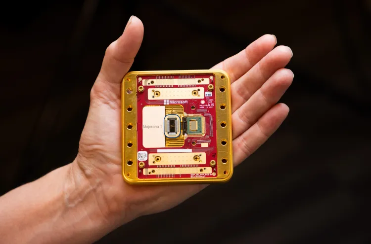 weplash's tweet photo. Microsoft acaba de hacer historia en computación cuántica. 

Tras 17 años de trabajo, presentó Majorana 1, un chip que haría realidad la computación cuántica.

¿Por qué importa?

- Puede resolver problemas en horas que hoy tardan años.
- Haría posible avances gigantes en salud, ciencia y energía.
- Es un paso hacia computadoras millones de veces más rápidas.

Si esto funciona, el salto tecnológico será gigantesco.