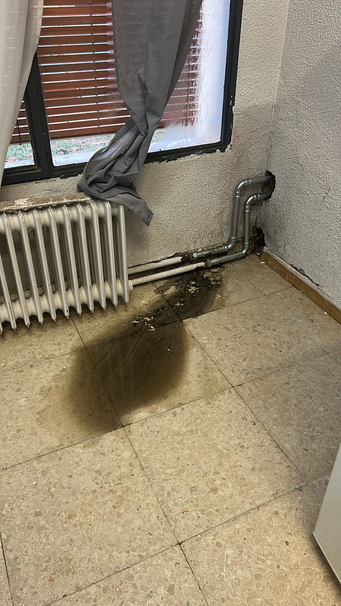 CarnerLidiaCCOO's tweet photo. #prou
Denunciem la deixadesa en el manteniment de les instalacions de l'Escola Samuntada: Delegades de CCOO de les treballadores docents i  del lleure educatiu (Jonathan López i  Jessica Estepa) i Lídia Carner delegada en PRL's, denunciem quelcom que ve de lluny!! https://t.co/wqSmrjUAg3