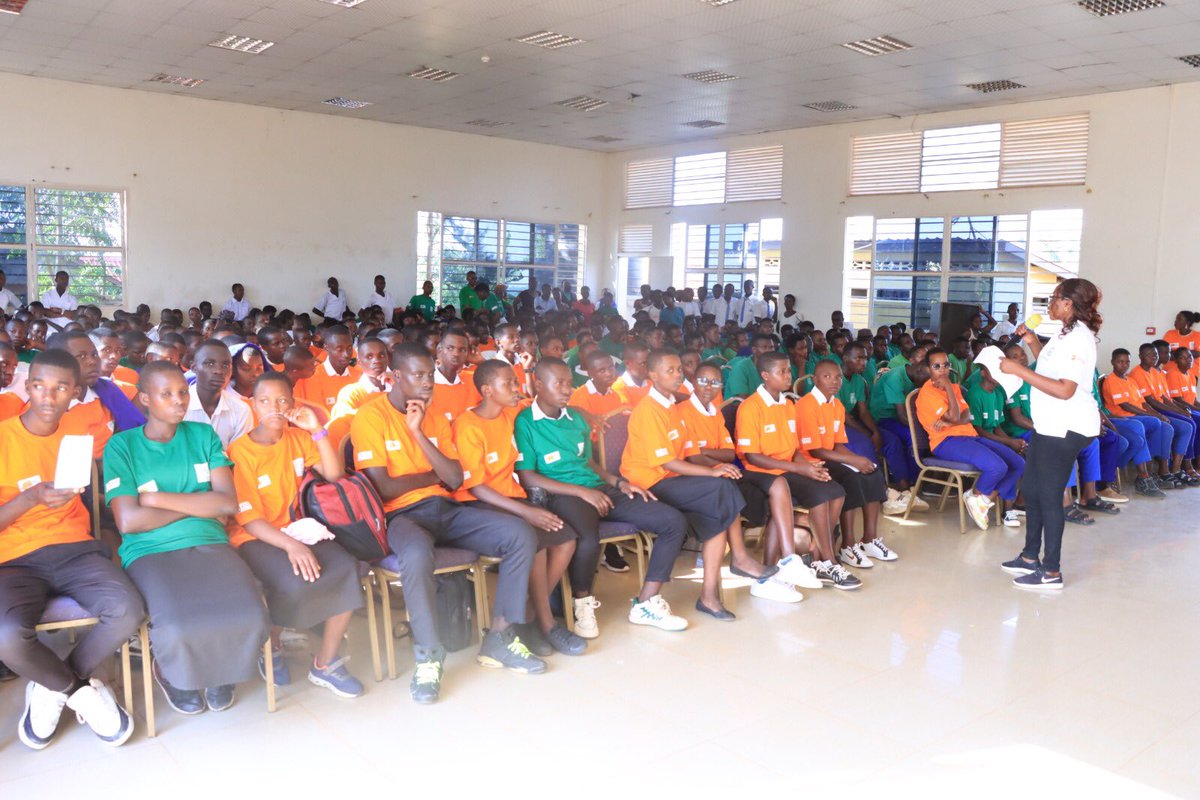 Umukozi w’Akarere ushizwe uburinganire n’iterambere ry’umuryango, Bamurange Appolinarie yahaye ikiganiro urubyiruko rw’abanyeshuri biga mu bigo byo mu Murenge wa <a href="/RweruBugesera/">Umurenge wa Rweru - Akarere ka Bugesera</a>  kirebana no kwirinda no kurwanya ihohoterwa rishingiye ku gitsina.