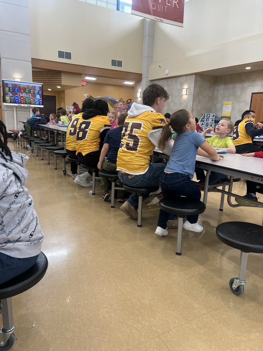 Thank you, Iles Elementary for allowing or players to come spend lunch with your students! Hawks in the community!
