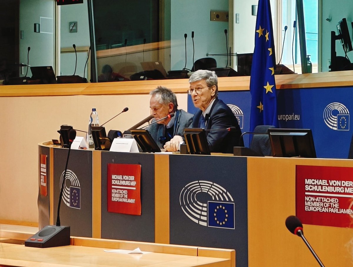 Volles Haus heute bei unserer Veranstaltung im <a href="/europarl/">European Parliament</a> mit Prof. Jeffrey Sachs. Er hatte einige unbequeme Wahrheiten für die Versammelten &amp; forderte Europa auf, seinen eigenen Weg in der Außenpolitik zu gehen, bevor es zu spät ist. Es war uns eine Ehre, ihn zu Gast zu haben.