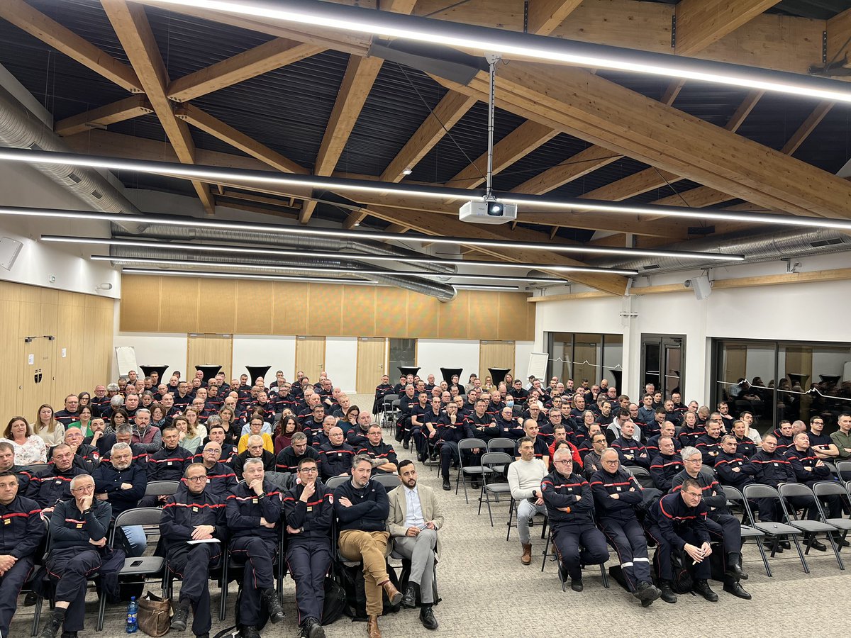 SDIS_74's tweet image. [🎤 SÉMINAIRE DES CADRES DU SDIS 📟]

En direct 🎬 de Rochexpo où l’ensemble des cadres 🖼️ du SDIS se retrouvent pour travailler la feuille de route 🛣️ des années à venir.

📸 SDIS 74

#Feuillederoute #Vision #Intelligencecollective #Transformation