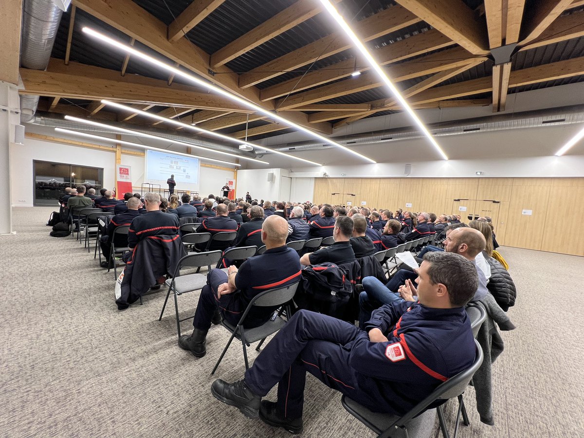 SDIS_74's tweet image. [🎤 SÉMINAIRE DES CADRES DU SDIS 📟]

En direct 🎬 de Rochexpo où l’ensemble des cadres 🖼️ du SDIS se retrouvent pour travailler la feuille de route 🛣️ des années à venir.

📸 SDIS 74

#Feuillederoute #Vision #Intelligencecollective #Transformation