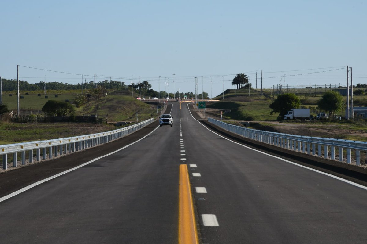 Inauguramos obras viales sobre la Ruta 6, en #SanRamón⚠️
🛣️Con la presencia del Presidente <a href="/LuisLacallePou/">Luis Lacalle Pou</a>, el Ministro <a href="/JLFalero/">José Luis Falero</a> y el Subsecretario @Juanjoolaizola, celebramos la construcción, adecuación, rehabilitación y gestión del mantenimiento de 78 km de la Ruta 6, desde su