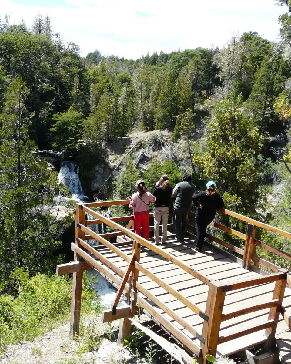 A solo 16 km de Trevelin, el río Nant y Fall dibuja siete cascadas impresionantes en un recorrido corto pero inolvidable. La Petisa, Las Mellizas y el Salto Grande (con 64 metros de altura) son solo algunos de los imperdibles de este paraíso natural.

🌳 Entre cipreses, coihues y