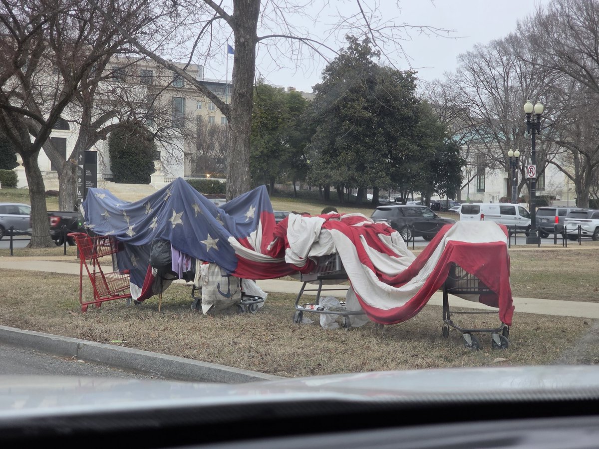 AngelTrinidadPR's tweet photo. This photo I took this morning perfectly captures the current state of the United States. Is just a shadow of it's former glory, that is barely hanging in there, so so sad. #FAFO #UnitedStates https://t.co/LztX0xnggq