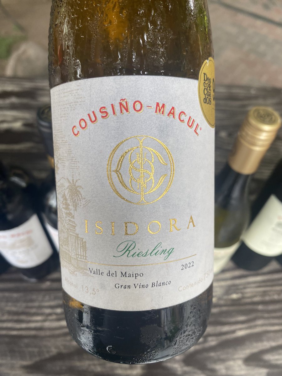 CarlosdePierola's tweet photo. Ayer catamos este Riesling Isidora. Un clásico de la bodega Cousiño Macul, mucho antes de que esta cepa estuviera de moda. Es 2022 y ha evolucionado bien en botella. #vinoblancotodoelaño https://t.co/iABvjV0gbZ