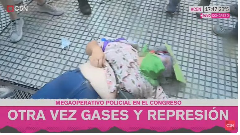 Una mujer desmayada en el piso por los gases y los golpes. Represión a jubilados, jubiladas, trabajadoras de la salud. Un Gobierno de estafadores. Milei NO VA MÁS. Hay que preparar el camino de la huelga general y derrotarlo en las calles.