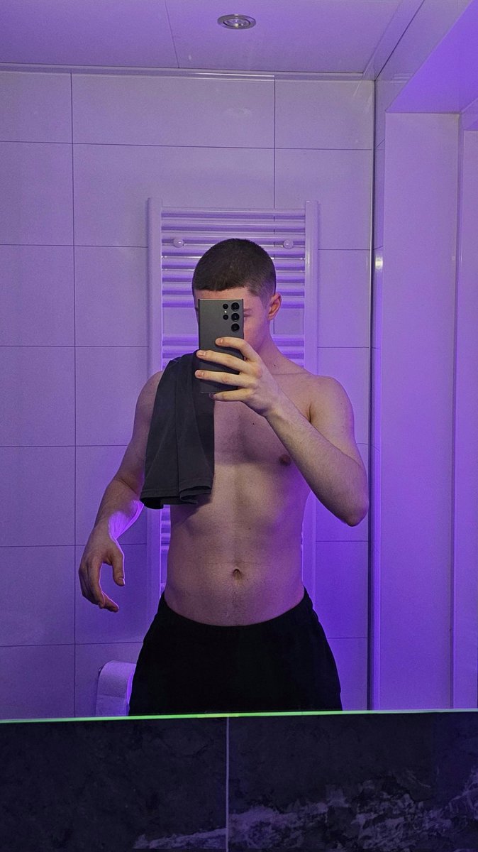 _max18_'s tweet image. After shower 😌
.
#nsfwtwt #MenStyle #HotGuy #FitMen