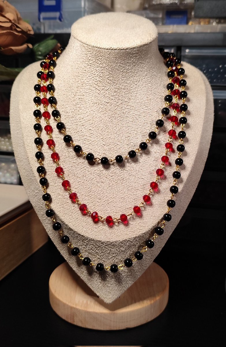 hexed_jewels's tweet photo. Petit spoiler du collier en cours (je sais pas encore s'il restera comme ça xD).
Vous pensez que je devrais raccourcir le ras de cou ? https://t.co/eQQMd4KqHo
