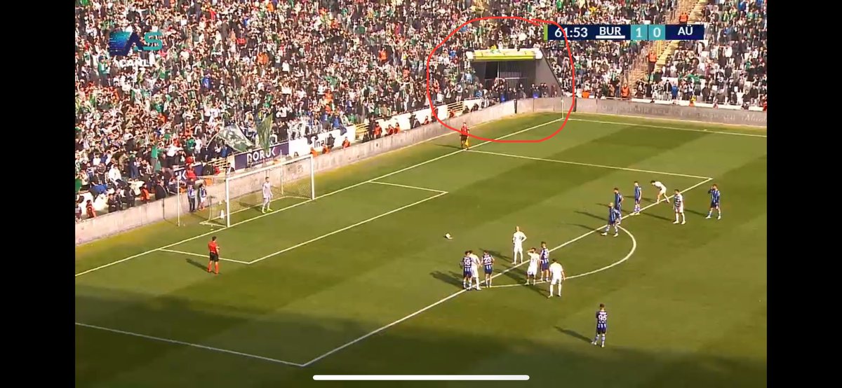 Vip tribününün sağ ve sol taraflarında acil çıkış veya ambulans,itfaiye gibi araçların girişi için 2 nokta varken,tvnin görüş açısında olan bu kapılar kapatılıp tribün aşağıya doğru uzatılamazmı acaba hem daha şık durur hemde ambiyansı etkiler <a href="/enbiya_topal/">Enbiya Topal</a>