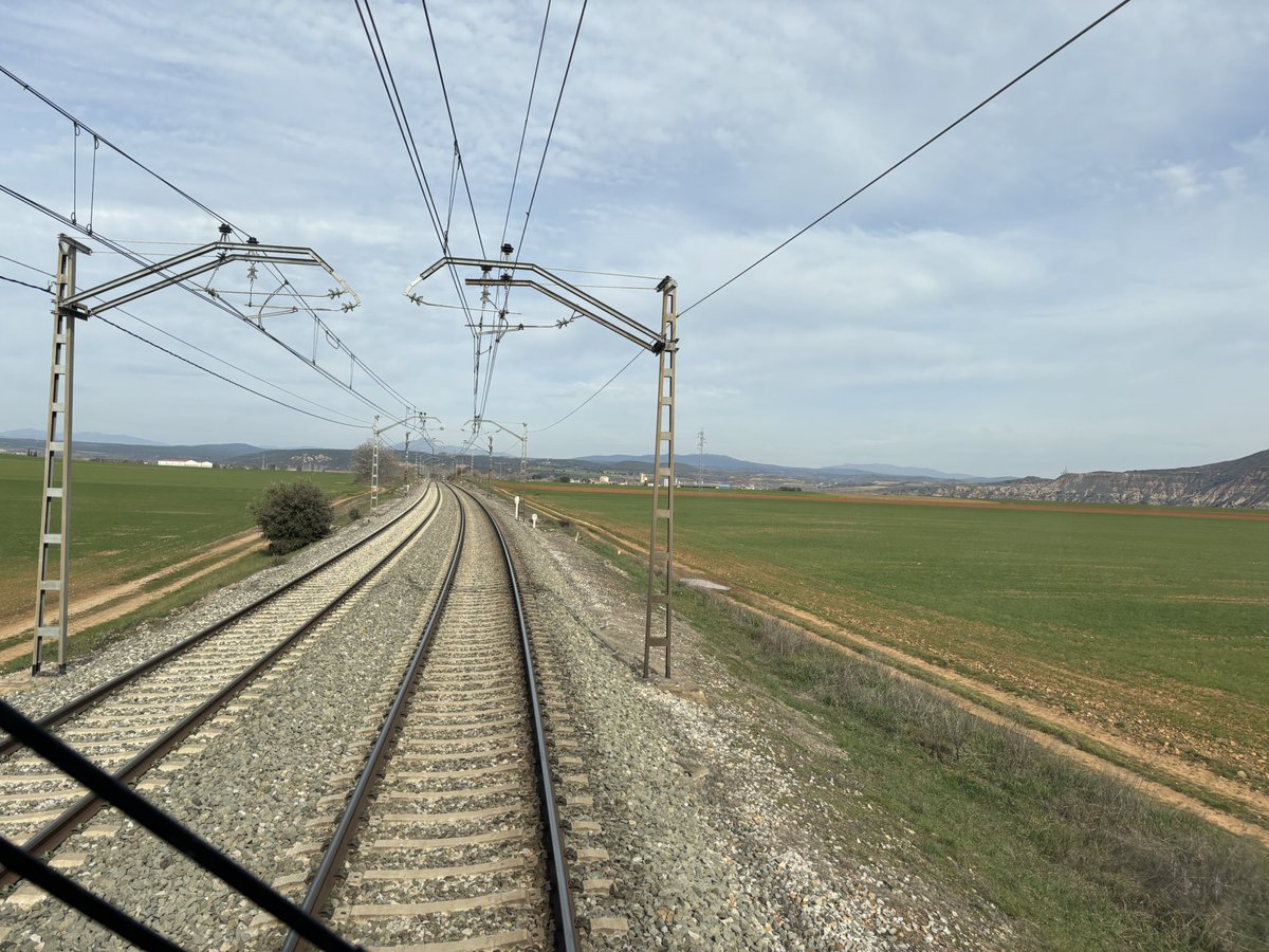 tonitoser10's tweet photo. En algún lugar llevando una rama Talgo para Zaragoza 😎🚂 https://t.co/tTUcjwHI8d