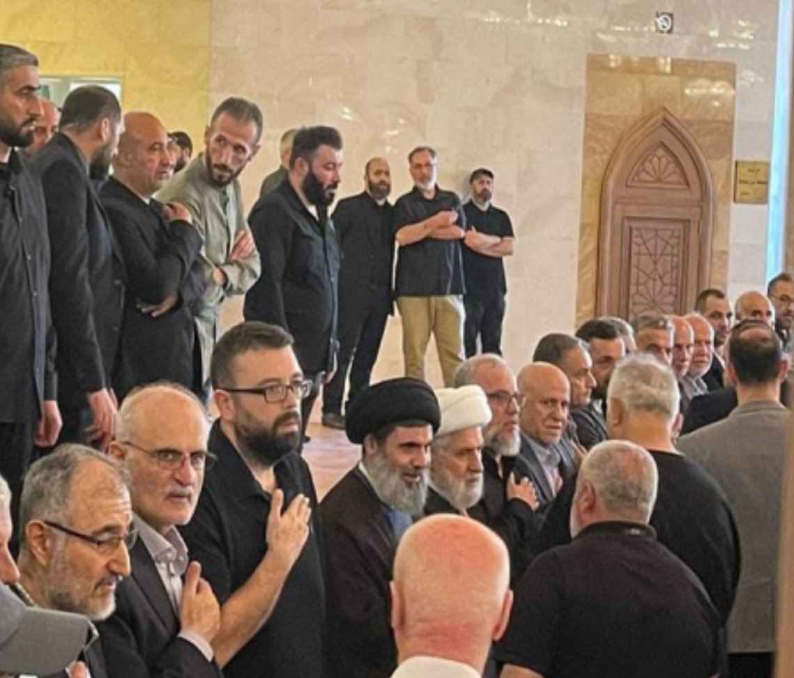 shahinazk270's tweet photo. احمد الحريري: لن نشارك في تشييع نصر الله
ملاحظة: الصورة في ايار الماضي خلال مشاركة احمد الحريري بتشييع والدة السيد نصر الله
#هاهاهاهاها https://t.co/WZTJxV8aSL