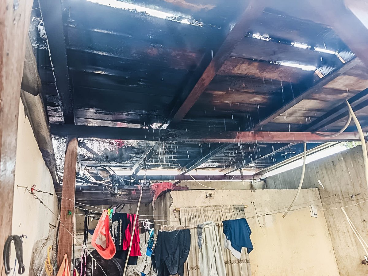 MachalaBomberos's tweet photo. Pasado el mediodía se registró un incendio estructural en la vía a Balosa, Villas del Sol. El accionar de los ciudadanos permitió que la Consola de Bomberos despache dos unidades de ataque, dos unidades de abastecimiento, una ambulancia y alrededor de veinte bomberos operativos. https://t.co/Xw1Qxmkf7A