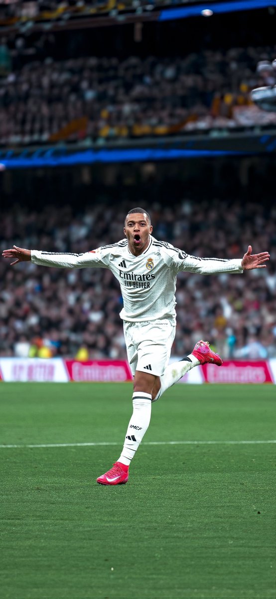 Te la enseño, te hago un juego de prestidigitador con las piernas y con la izquierda te la pongo al palo largo imposible para el portero.

Me llamo Kylian Mbappé y soy con diferencia el mejor jugador del Planeta Tierra.